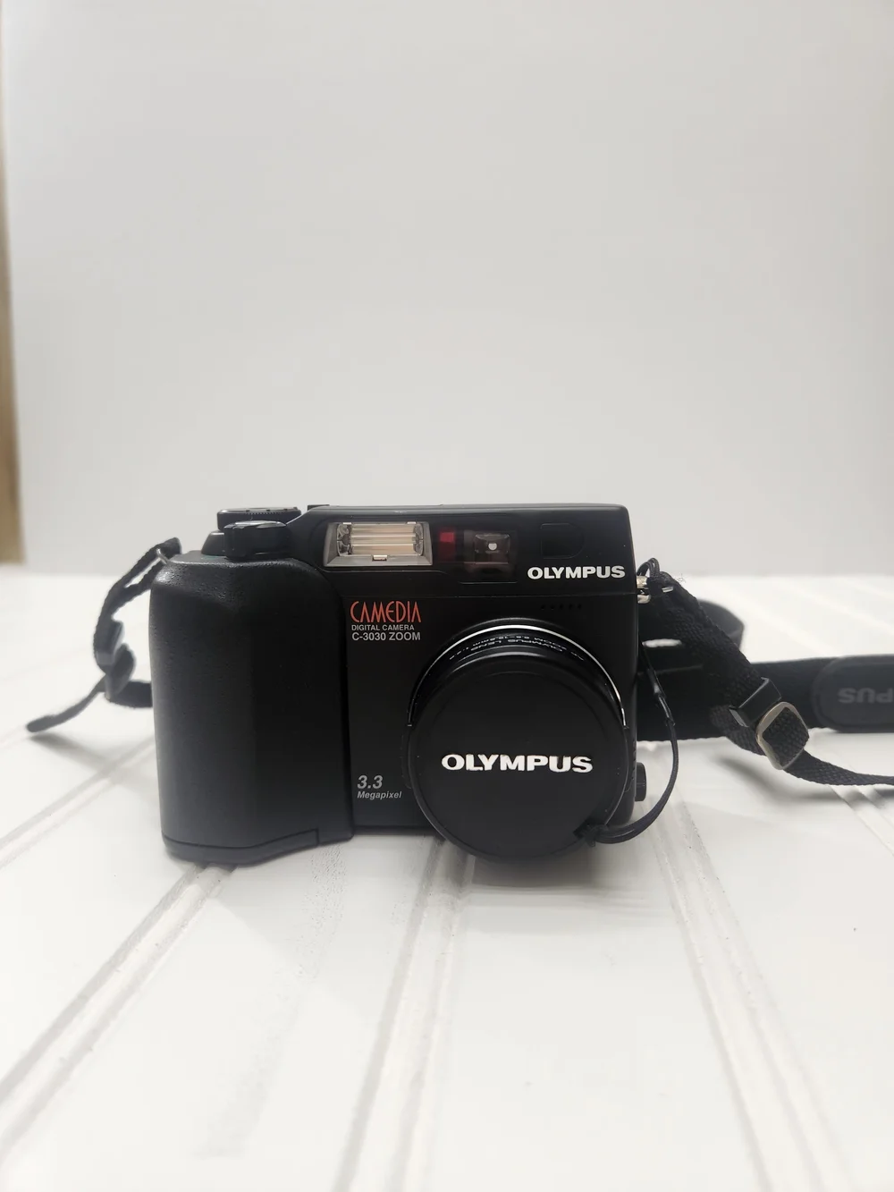 Vintage Olympus Camedia C-3030 Zoom 3.3MP Digital Camera with Manual & Strap​